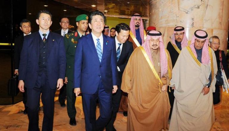 رئيس الوزراء الياباني لدى وصوله إلى الرياض