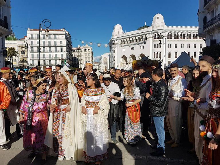 أمازيغيات بالزي التقليدي