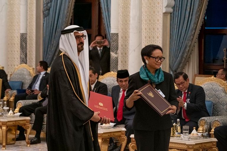 تعزيز التعاون في عدد من المجالات بين أبوظبي وإندونيسيا