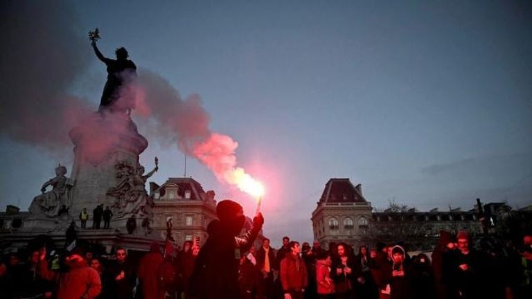 جانب من إضرابات الفرنسيين احتجاجا على قانون التقاعد