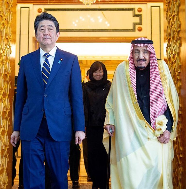 العاهل السعودي ورئيس وزراء اليابان