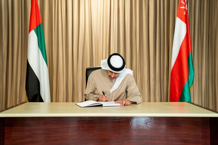 الشيخ عبدالله بن زايد خلال تأدية واجب العزاء 