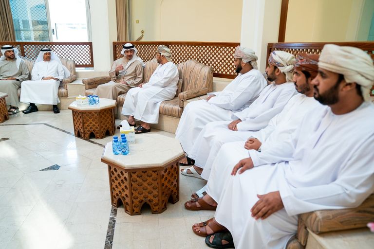 الشيخ عبدالله بن زايد خلال تأدية واجب العزاء 