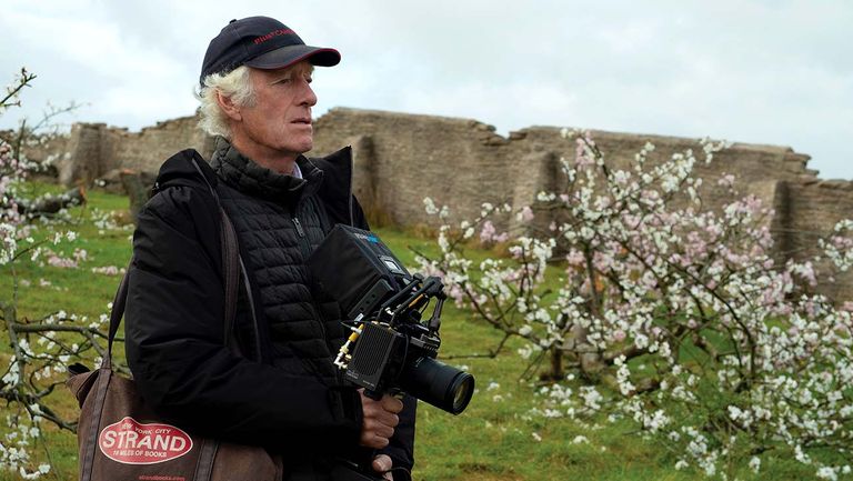 المخرج سام ميندز مع بطلي الفيلم خلال التصوير