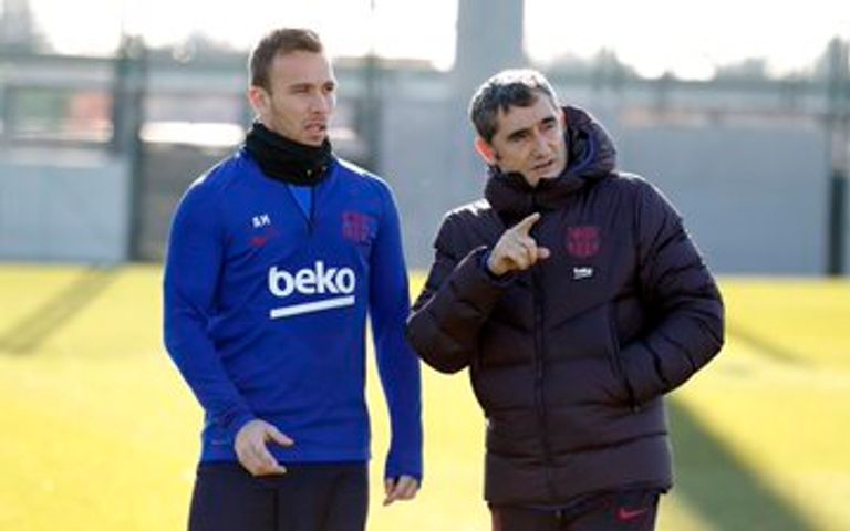 إرنستو فالفيردي مع لاعبي برشلونة