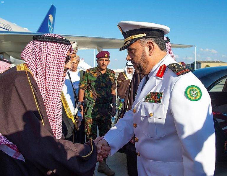 العاهل السعودي لدى وصوله مطار مسقط الدولي