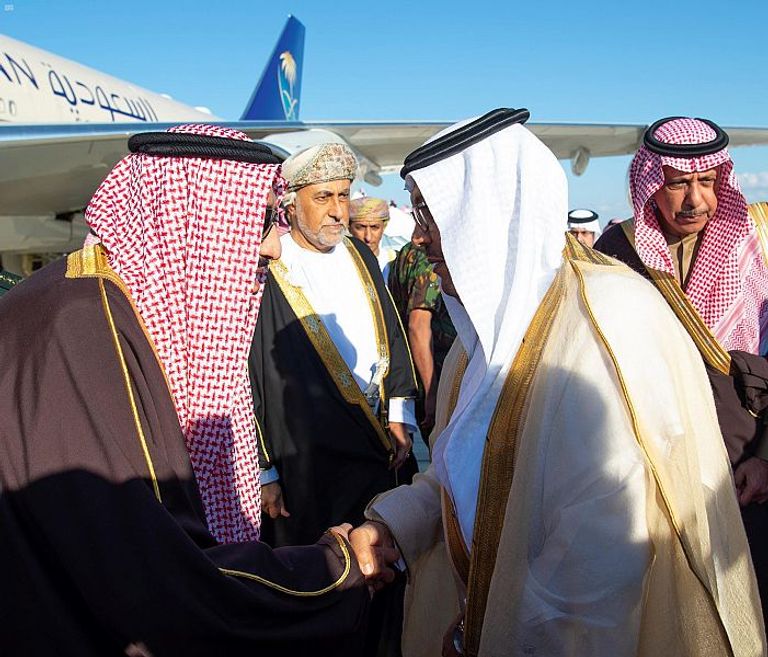 العاهل السعودي لدى وصوله مطار مسقط الدولي
