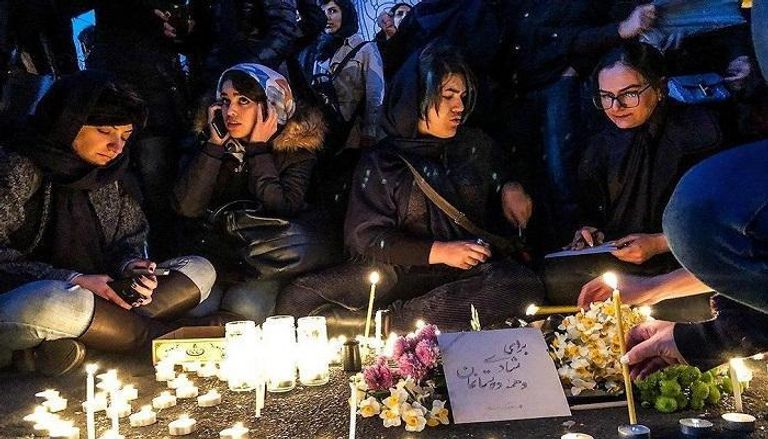 طلاب إيرانيون يكرمون ضحايا الطائرة الأوكرانية المنكوبة