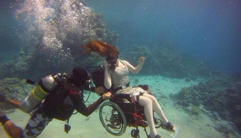 تامر سلمان يغطس بالفتاة الإنجليزية في مياه البحر الأحمر