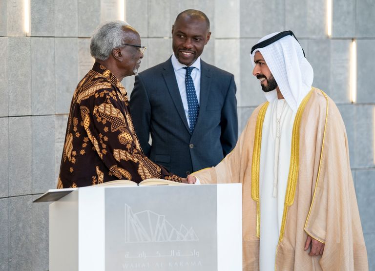 كيروندا وضع إكليلاً من الزهور أمام نصب الشهيد