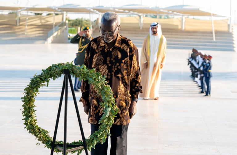 كيروندا وضع إكليلاً من الزهور أمام نصب الشهيد