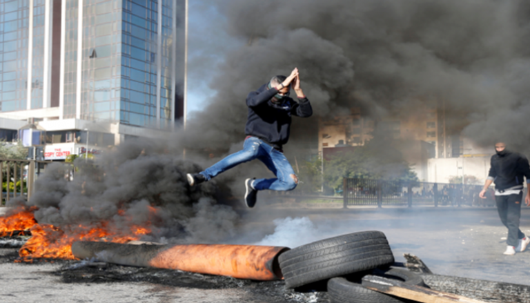 مواجهات بين الأمن ومتظاهرين أمام مصرف لبنان