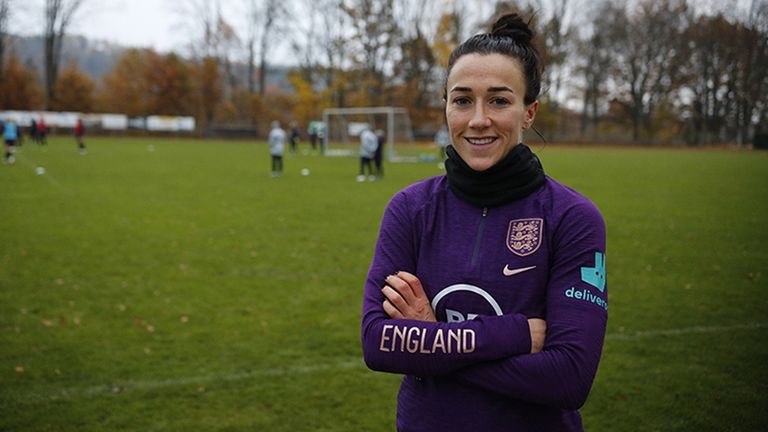 لوسي برونز لاعبة منتخب إنجلترا جوردان هندرسون