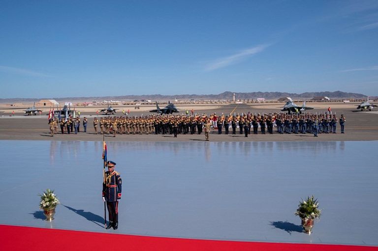 الشيخ محمد بن زايد خلال افتتاح قاعدة برنيس العسكرية