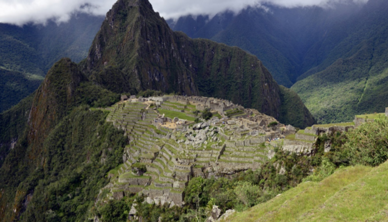 قلعة ماتشو بيتشو في جبال الأنديز البيروفية
