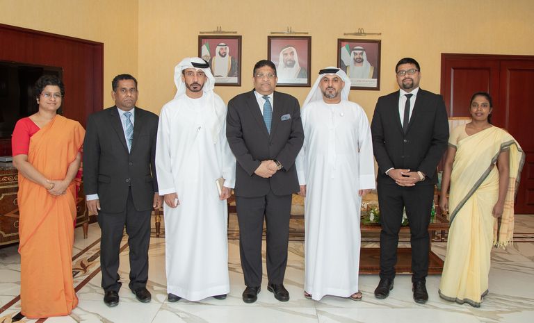 مدير عام غرفة تجارة صناعة أبوظبي خلال لقائه سفير جمهورية سريلانكا