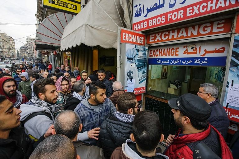 لبناني يحطم إحدى واجهات مصرف ببيروت