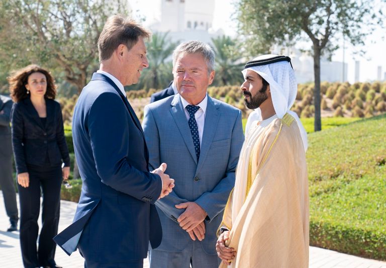 وزير خارجية سلوفينيا وضع إكليلا من الزهور أمام نصب الشهيد