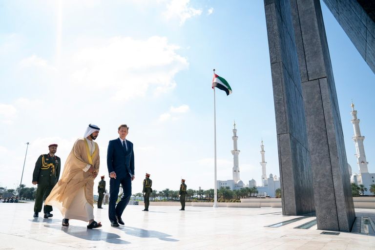 وزير خارجية سلوفينيا وضع إكليلا من الزهور أمام نصب الشهيد