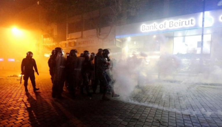 قوات الأمن أمام مصرف بيروت - أ ف ب