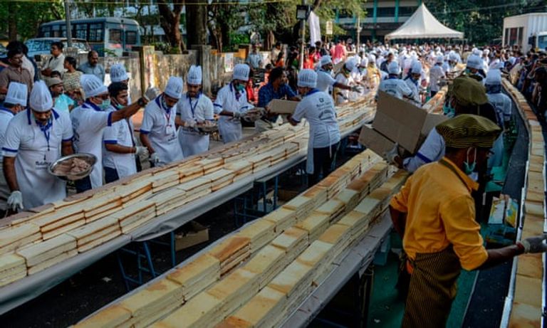 إعداد أكبر قالب حلوى