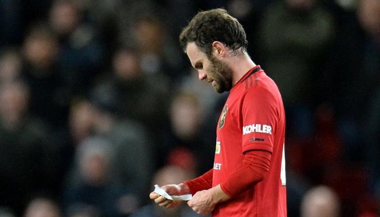 خوان ماتا يقرأ الورقة