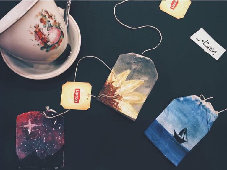 يُمنى هشام ترسم إحدى لوحاتها