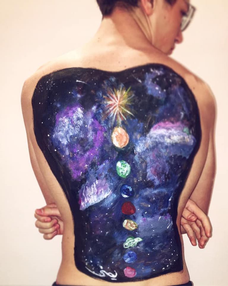 يُمنى هشام ترسم إحدى لوحاتها