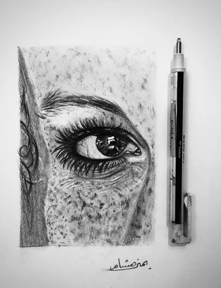 يُمنى هشام ترسم إحدى لوحاتها