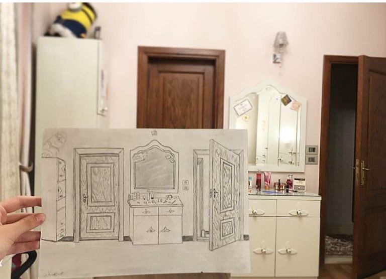 يُمنى هشام ترسم إحدى لوحاتها