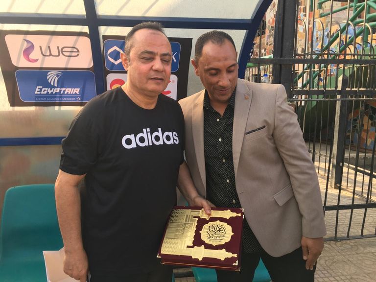 المزين وطارق يحيى رينيه فايلر مدرب الأهلي يتلقى هدية أيمن المزين
