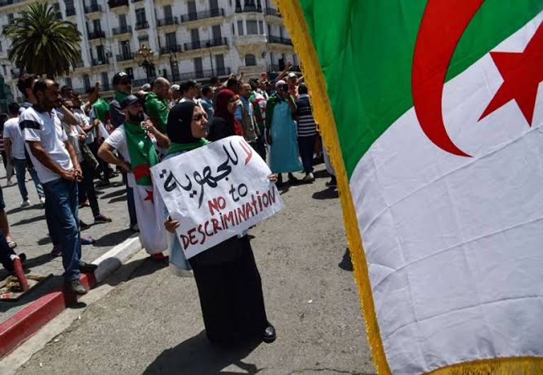 جزائرية ترفع لافتة مناهضة للعنصرية في بلادها