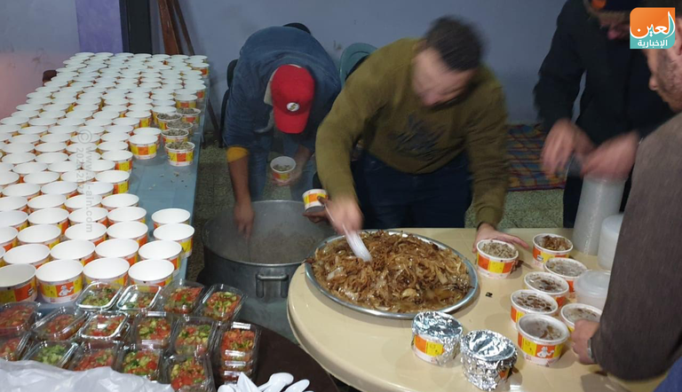 "باص الدفا".. مبادرة تطوعية توزع وجبات شتوية للمعوزين بغزة