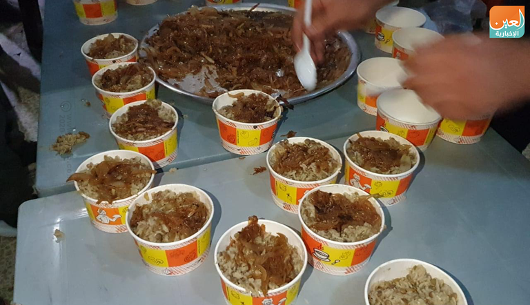 "باص الدفا".. مبادرة تطوعية توزع وجبات شتوية للمعوزين بغزة