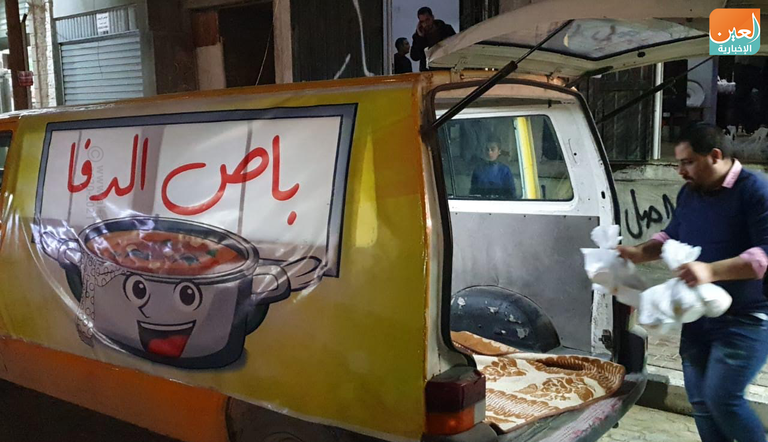 "باص الدفا".. مبادرة تطوعية توزع وجبات شتوية للمعوزين بغزة