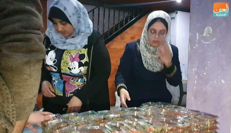 "باص الدفا".. مبادرة تطوعية توزع وجبات شتوية للمعوزين بغزة