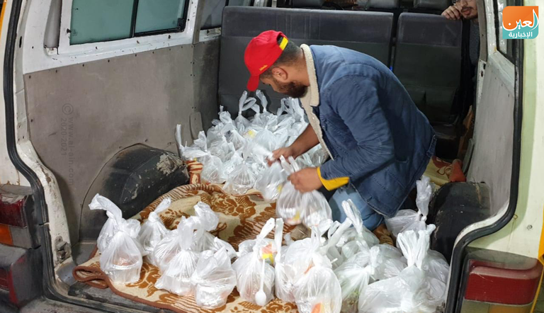 "باص الدفا".. مبادرة تطوعية توزع وجبات شتوية للمعوزين بغزة