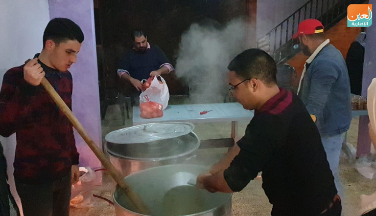 "باص الدفا".. مبادرة تطوعية توزع وجبات شتوية للمعوزين بغزة