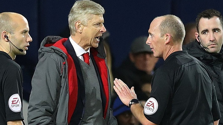 الحكم مايك دين وفينجر