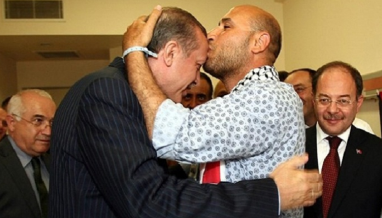 المهدي الحاراتي يقبل رأس أردوغان عام 2011 في أنقرة