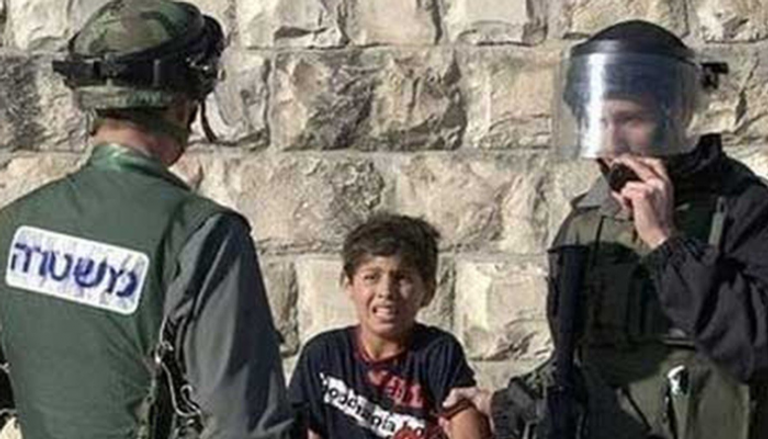 جنود الاحتلال يعتقلون أحد الأطفال الفلسطينيين- أرشيفية
