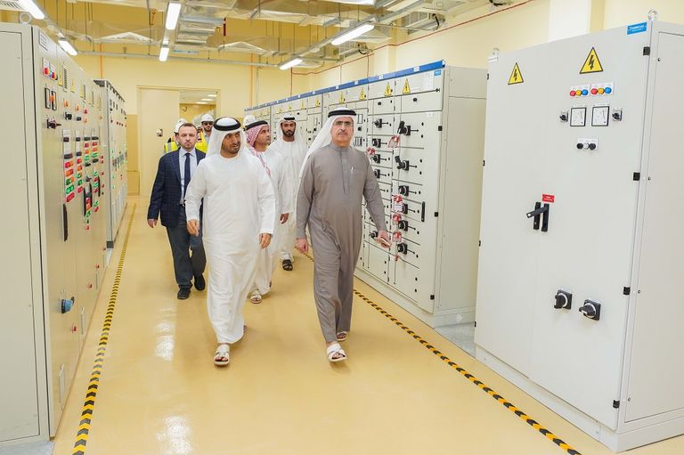 الطاير يتفقد مجمع محمد بن راشد للطاقة الشمسية