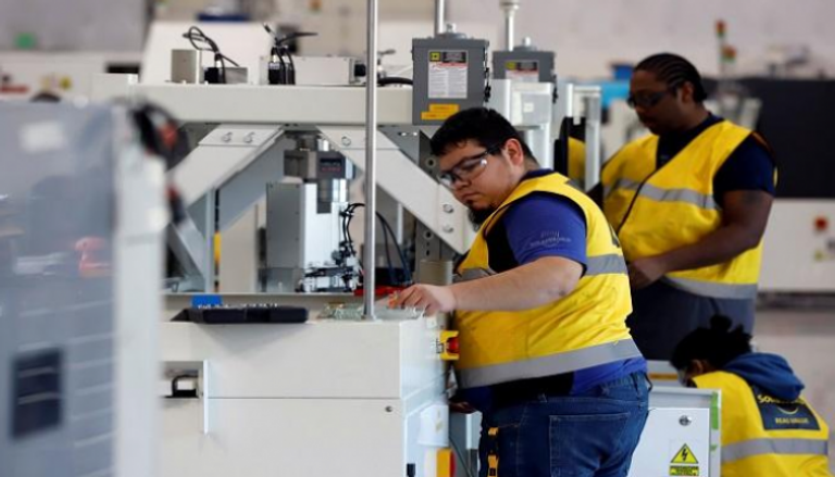 عمال بأحد المصانع في الولايات المتحدة- رويترز