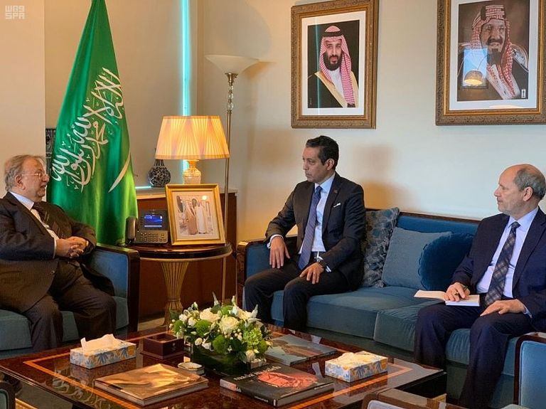 السفير عبدالله بن يحيى المعلمي خلال لقاء نظيره الليبي