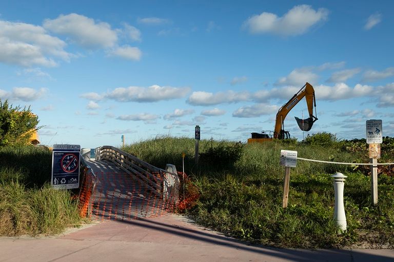 عشرات الشاحنات تفرغ أطنانا من الرمل الأبيض في ميامي بيتش