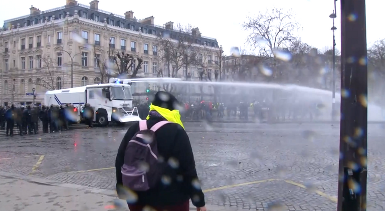 إطلاق الغاز في مظاهرات للسترات الصفراء في باريس- أ ف ب