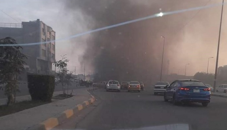 أعمدة الدخان تتصاعد جراء قطع متظاهرين طريقا في العراق