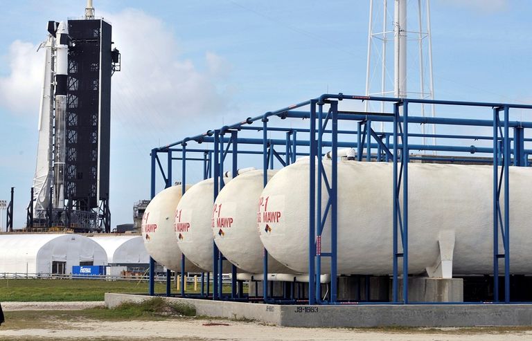 سبيس إكس تعيد تجربة مهمة قبل استئناف رحلات مأهولة للفضاء