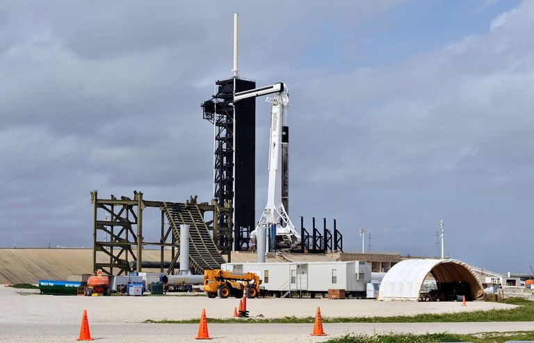 سبيس إكس تعيد تجربة مهمة قبل استئناف رحلات مأهولة للفضاء