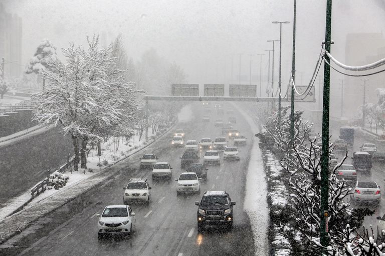 الثلوج أثرت على حركة السير في طهران